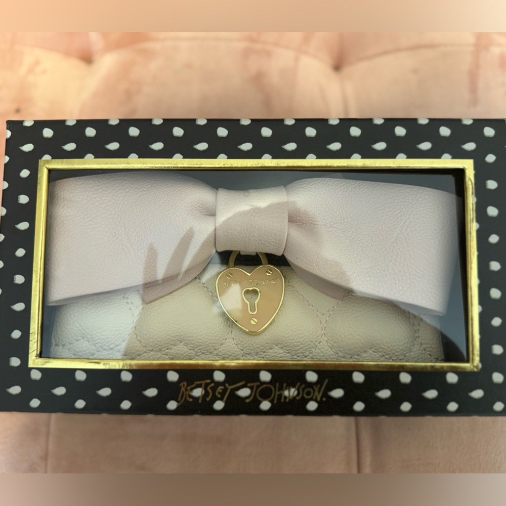 Betsy Johnson Bow wallet. Comes with box. Gently used.